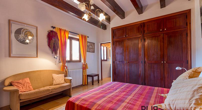 Really stately and sophisticated. With a lot of eyes. Finca only 20 minutes from Palma.