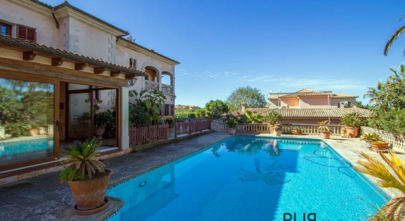 Las Palmeras. Near Llucmayor. Large villa with pool. Get out of your sleeping beauty.